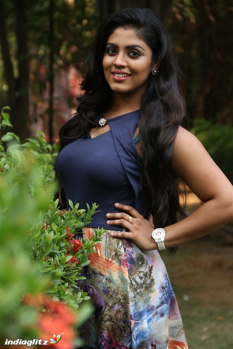 Iniya Gallery - Tamil Actress Gallery Stills Images Clips - IndiaGlitz ...