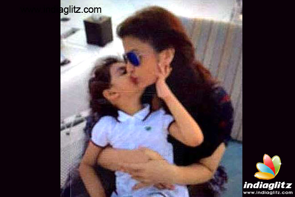 Mummy Love Aishwarya And Daughter Aaradhya Kiss Telugu Movie News