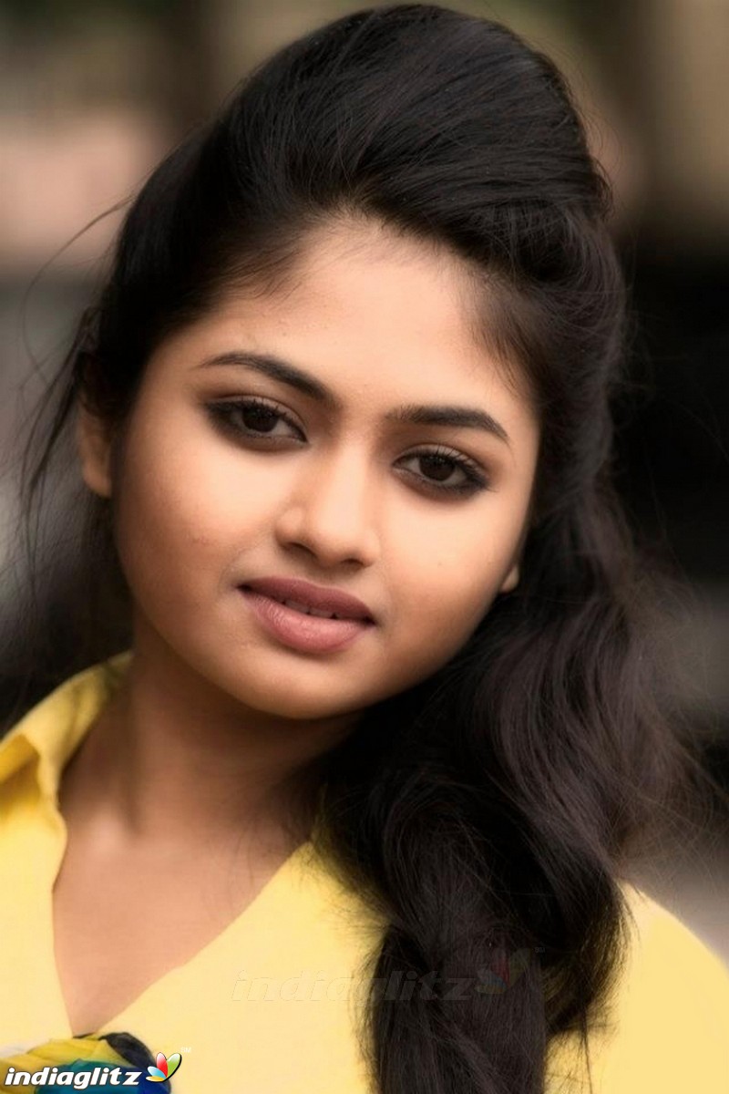 Shaalin Zoya - Tamil Actress Image Gallery - IndiaGlitz.com