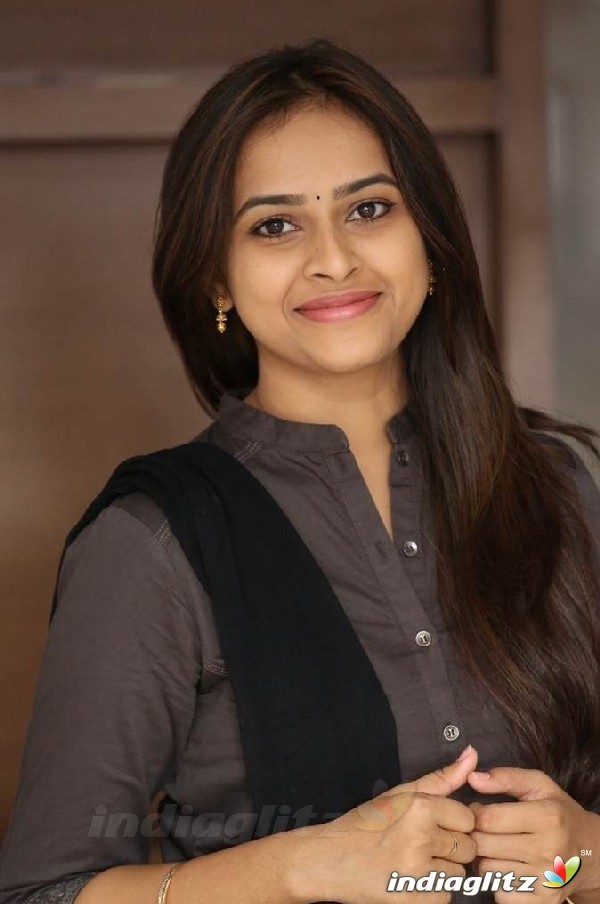 Sri Divya தமிழ் Actress Image Gallery