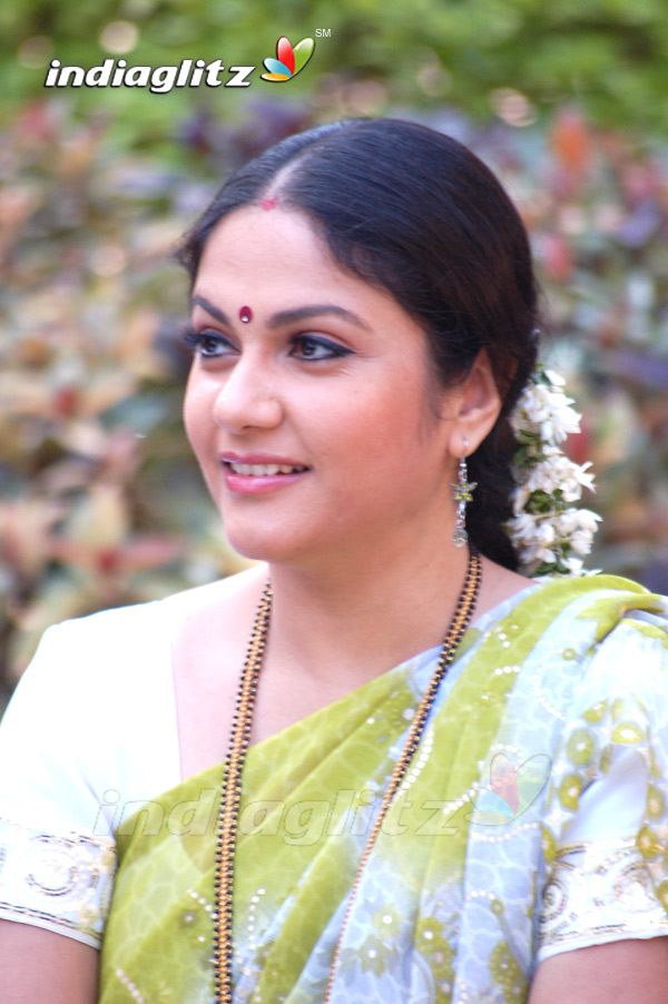 Gracy Singh - Tamil Actress Image Gallery - IndiaGlitz.com Listen to hiphop tamizha kadhal cricket (love (not out)) mp3 song.