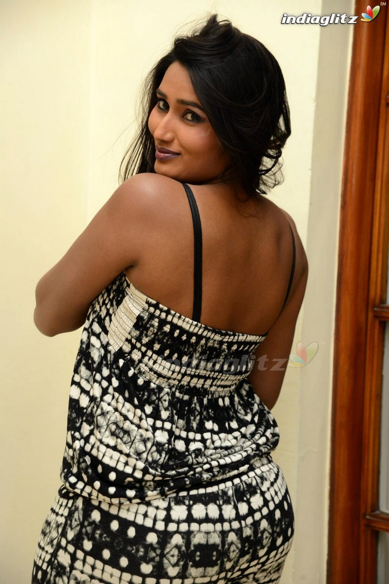 Swathi Naidu Telugu Actress Image Gallery 7830